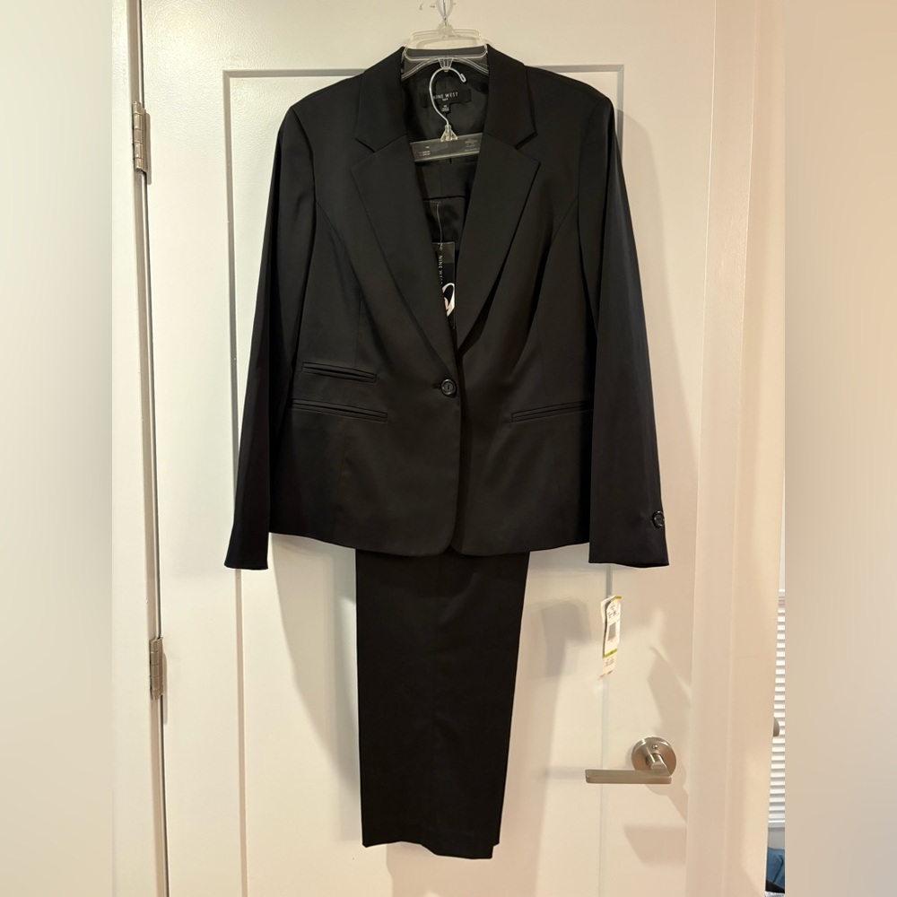 Nine West Suit Women’s Two Piece Suit Elegant Black Savile